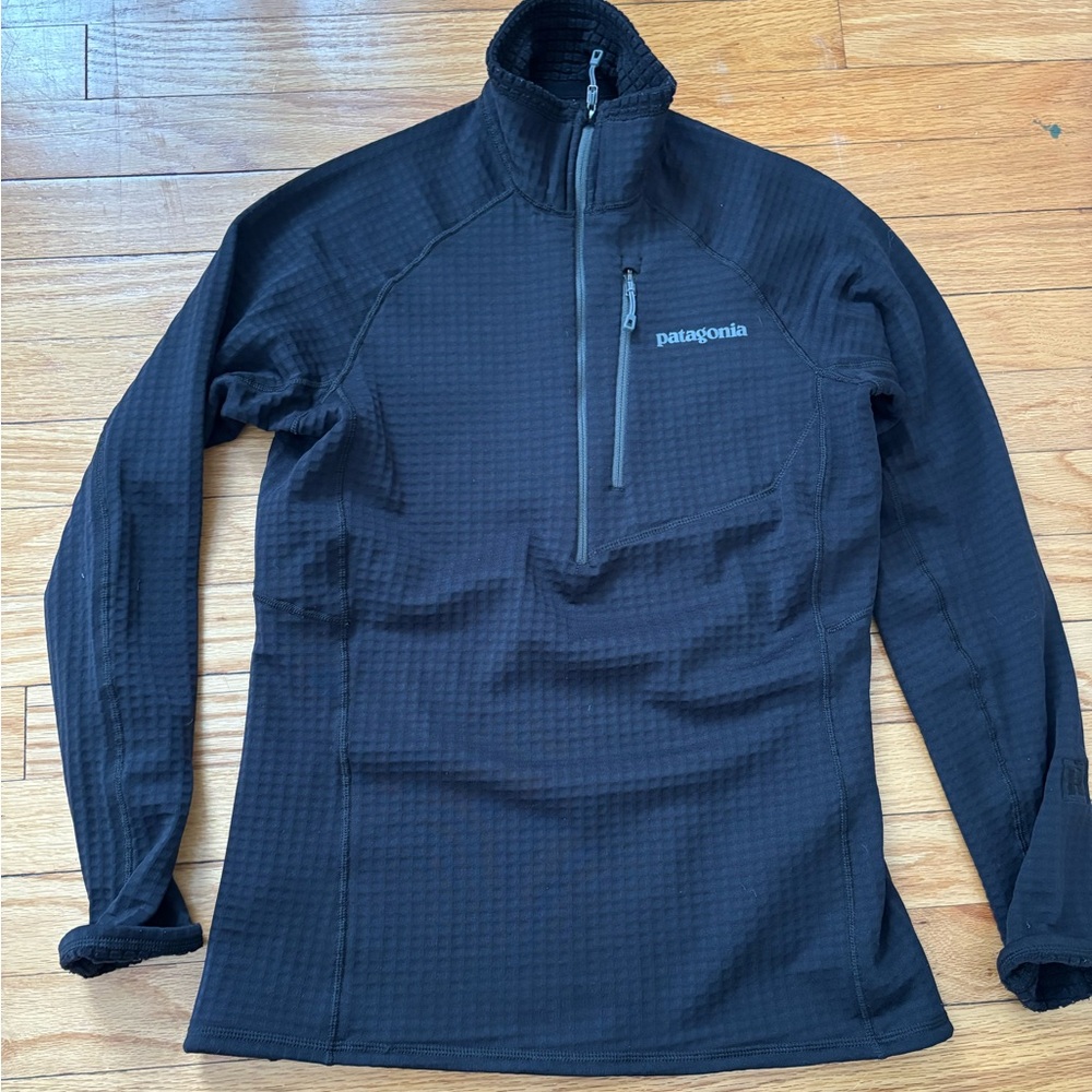 Patagonia women’s R1 pullover. Size XS. Very good condition.
